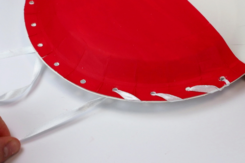 Portacorreos con platos de cartón