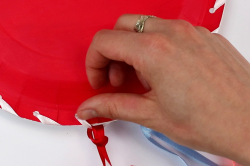 Portacorreos con platos de cartón