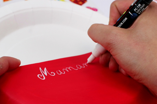 Portacorreos con platos de cartón