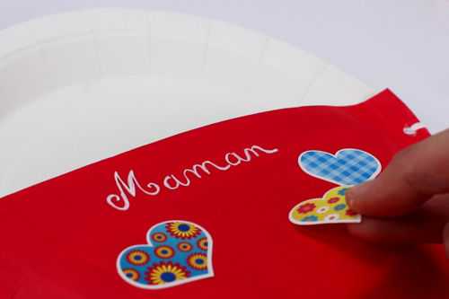 Portacorreos con platos de cartón