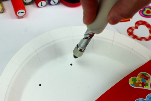 Portacorreos con platos de cartón