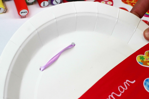 Portacorreos con platos de cartón