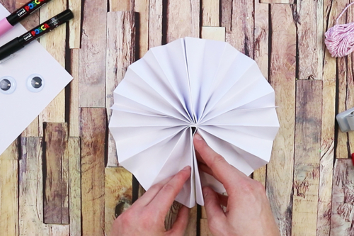 Conejito lindo de papel