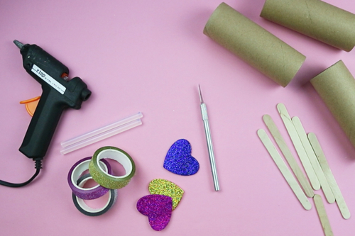 Smartphone Stand with a Cardboard Roll