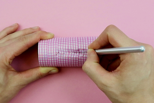 Smartphone Stand with a Cardboard Roll