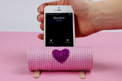 Smartphone Stand with a Cardboard Roll