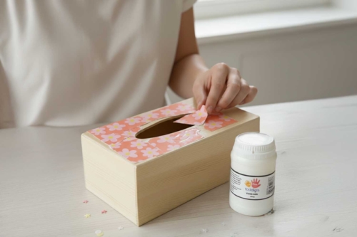 Paso 2: Colocar el papel decorativo - 