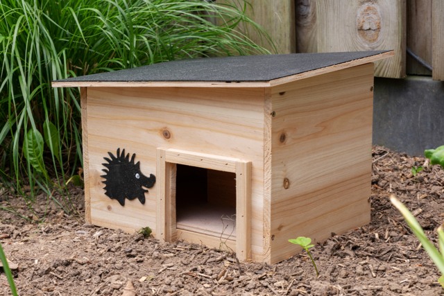Wooden Hedgehog House - 1 - Gardening for Kids - 10doigts.com - Jardinage enfants - 10doigts.fr