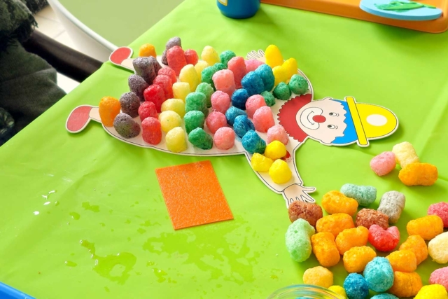 taller carnaval playmais - Activités manuelles avec des flocons de maïs : une matière naturelle et ludique - 10doigts.fr