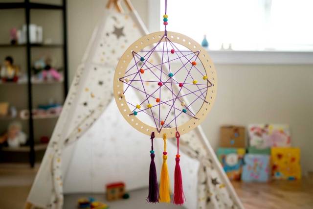 Dreamcatcher Kit with Beads and Pom Poms - 6 Pieces - 3 - Wooden Decorative Suspensions - 10doigts.com - Kits attrape-rêves : créez une décoration poétique unique - 10doigts.fr