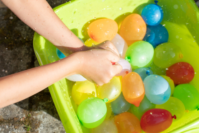 Small Balloons for Water Bombs - 100 Pieces - 2 - Outdoor Games - 10doigts.com - Jeux d'extérieur à fabriquer pour bouger pendant l'été - 10doigts.fr