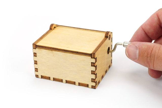 Wooden Christmas Music Box - 3 - Christmas Wooden Objects - 10doigts.com - Décorations de Noël en bois - 10doigts.fr