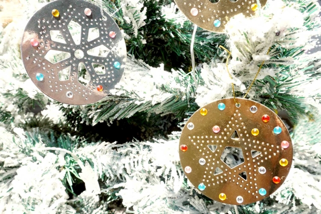 Christmas Punch Balls Kit - 30 Pieces - 3 - DIY Christmas Ornaments - 10doigts.com - Boules de Noël DIY - 10doigts.fr