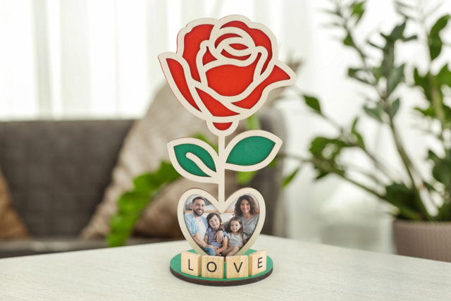 Wooden "Rose" Photo Frame - 2 - Decorative Photo Frames - 10doigts.com - Cadres et clips photos : des supports uniques pour afficher vos souvenirs - 10doigts.fr