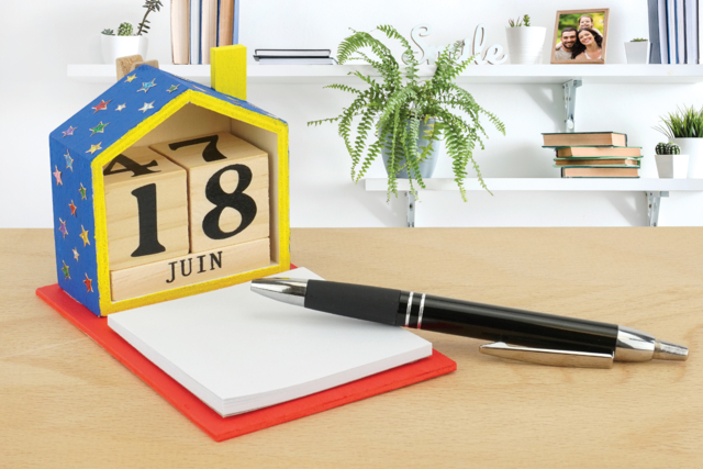 Perpetual Calendar House - 2 - Wooden Office Items - 10doigts.com - Objets en bois à décorer pour le bureau - 10doigts.fr