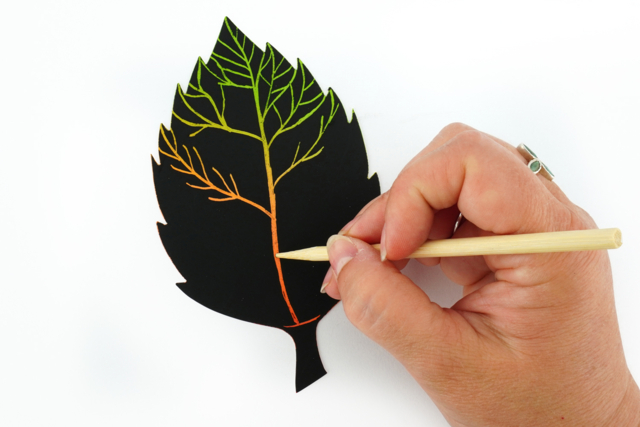 Scratch Art Leaves - 6 pieces - 4 - Creative Autumn Kits - 10doigts.com - Kits créatifs d'automne : des activités clé en main pour les enfants - 10doigts.fr