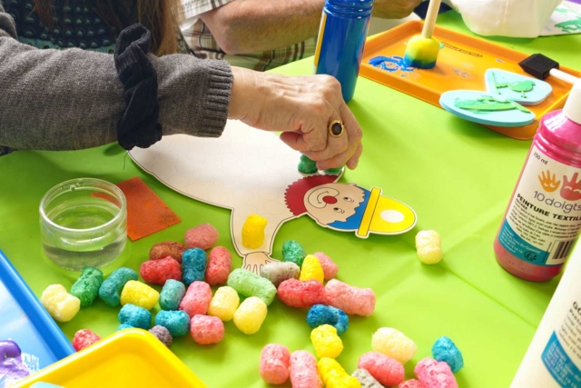 taller clown playmais - Activités manuelles avec des flocons de maïs : une matière naturelle et ludique - 10doigts.fr