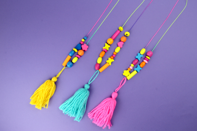 Large Pom Poms, Blue Gradient - 3 pcs - 2 - Craft Pom Poms - 10doigts.com - Pompons pour bricolage créatif - 10doigts.fr