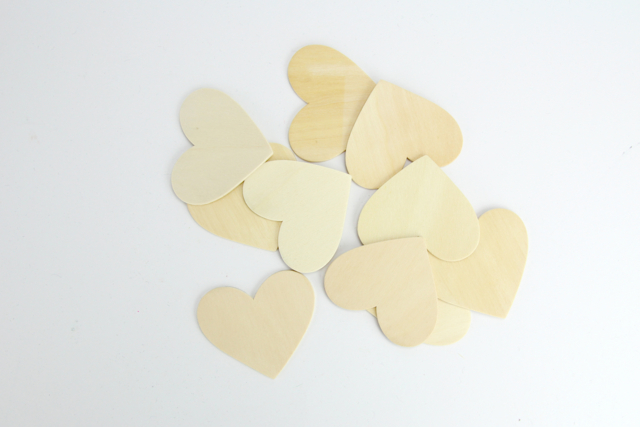 Natural Wooden Hearts - 2 - Raw Wood Decor - 10doigts.com - Décorations en bois brut : tranches et bois naturel déco - 10doigts.fr