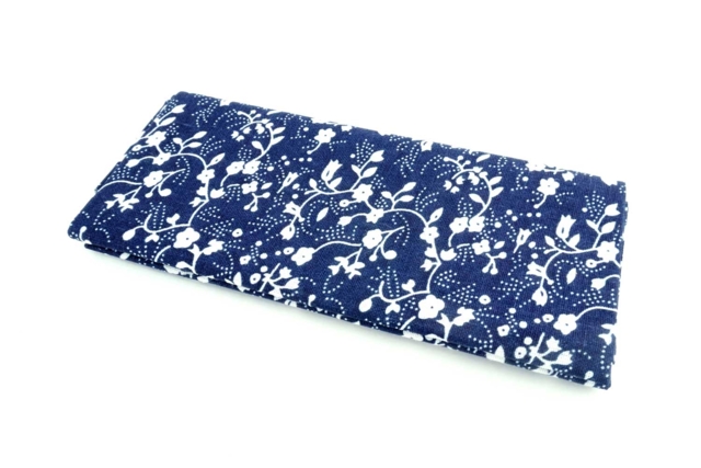 Blue Printed Fabric Coupon with White Flowers - 43 x 53 cm - 1 - Fabric Coupons - 10doigts.com - Coupons de tissus - 10doigts.fr