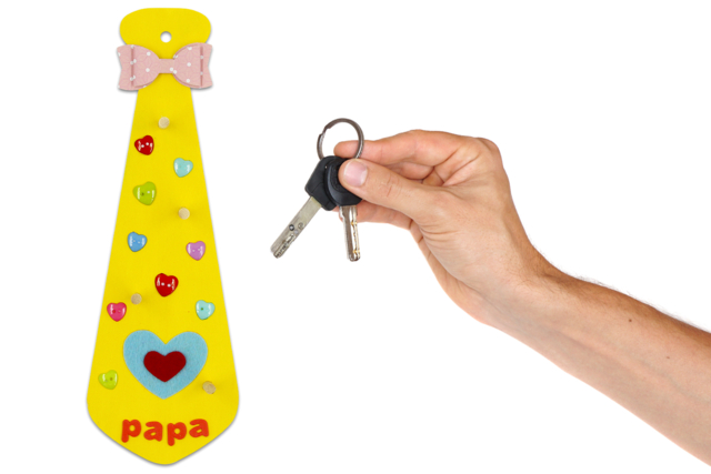 Wooden Keychain Ties - 12 Pieces - 2 - Keychains and Key Holders for Dad - 10doigts.com - Porte-clés et range-clés pour Papa : une idée de cadeau personnalisé - 10doigts.fr