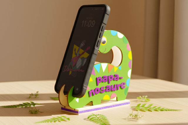 Wooden Dinosaur Smartphone Holder - 2 - Wooden Office Items - 10doigts.com - Objets en bois à décorer pour le bureau - 10doigts.fr