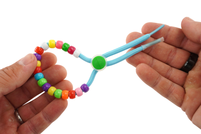 Resultado final: pulsera ajustable lista para llevar - Kits Bijoux - 10doigts.fr