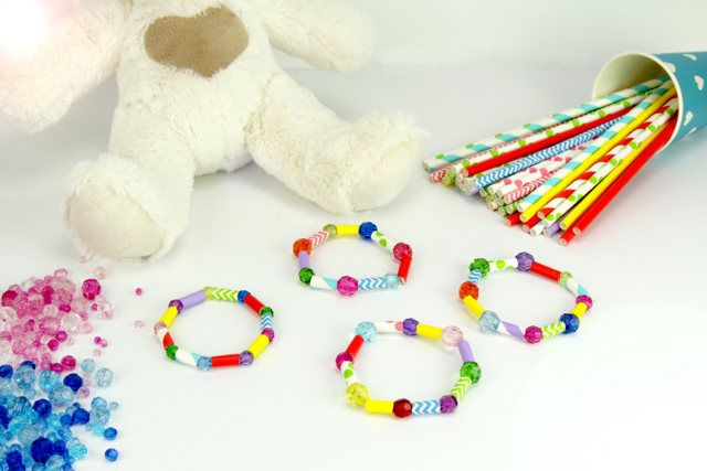 Haz una pulsera con pajitas de cartón - Vaisselle jetable et réutilisable - 10doigts.fr