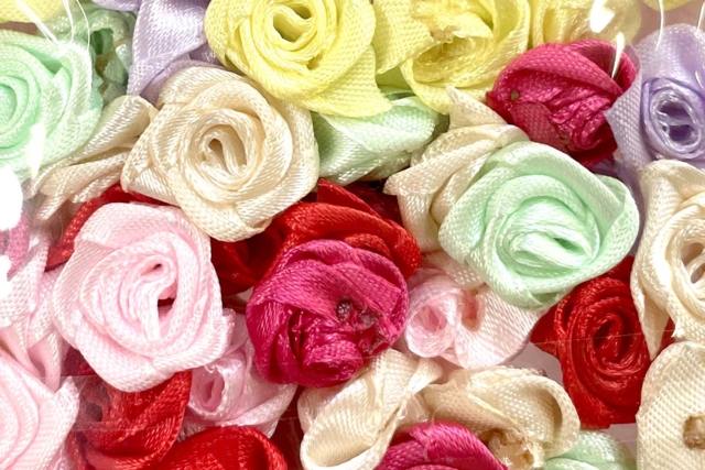 Satin Roses - 50 Pieces - 3 - Flower and Heart Embellishments - 10doigts.com - Embellissements fleurs et coeurs - 10doigts.fr