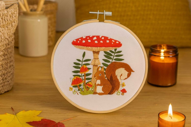 Embroidery Kit with Wooden Hoop: Squirrel - 2 - Embroidery Hoops and Fabrics - 10doigts.com - Tambours et toiles à broder - 10doigts.fr
