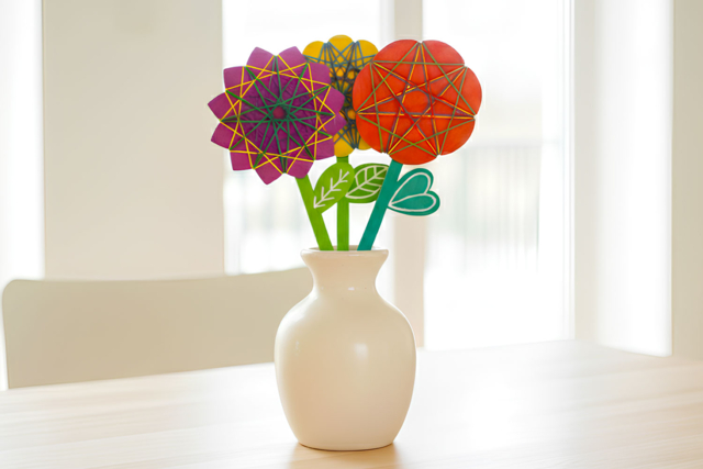 Wood Flower String Art Kit - 6 Pieces - 2 - Creative Kits for Mother's Day - 10doigts.com - Kits créatifs Fête des Mères : des coffrets tout-en-un pour fabriquer vos cadeaux pour maman - 10doigts.fr