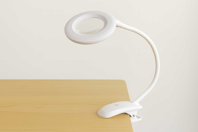 Lámpara lupa LED con pinza - Articles lumineux, guirlandes et bougies LED - 10doigts.fr