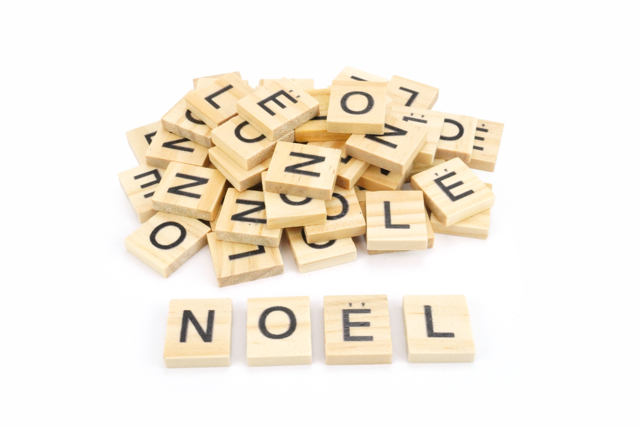 Lettres de scrabble mot "NOEL" - 24 lettres - Décorations de Noël en bois - 10doigts.fr