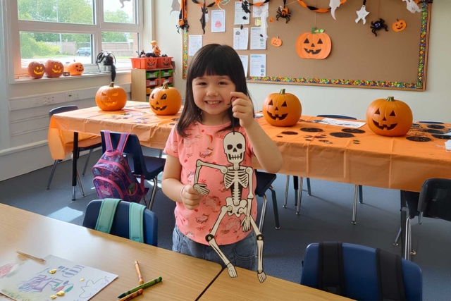 Mobile articulated skeleton - 3 - Halloween Craft Kits - 10doigts.com - Kits créatifs Halloween - 10doigts.fr
