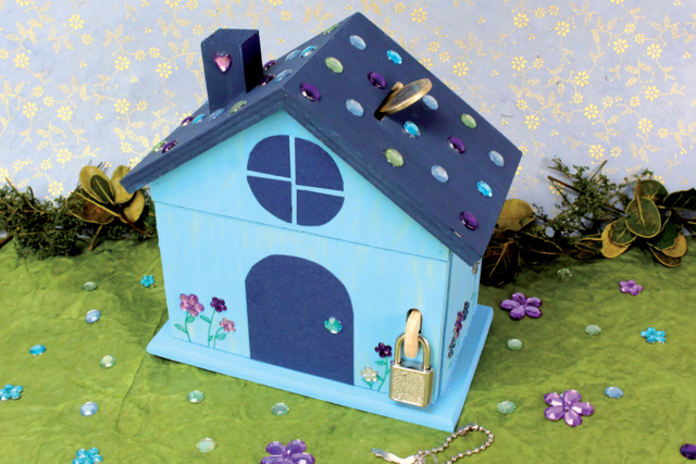 Wooden House Piggy Bank - 2 - Wooden Objects for the Home - 10doigts.com - Objets en bois à décorer pour la maison - 10doigts.fr