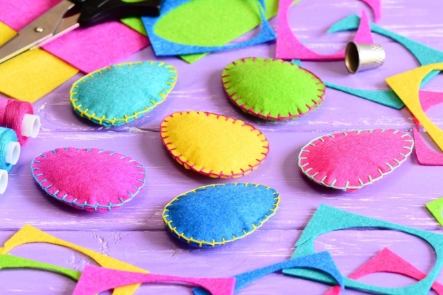 huevo cosido en fieltro - Feuilles de feutrine - 10doigts.fr