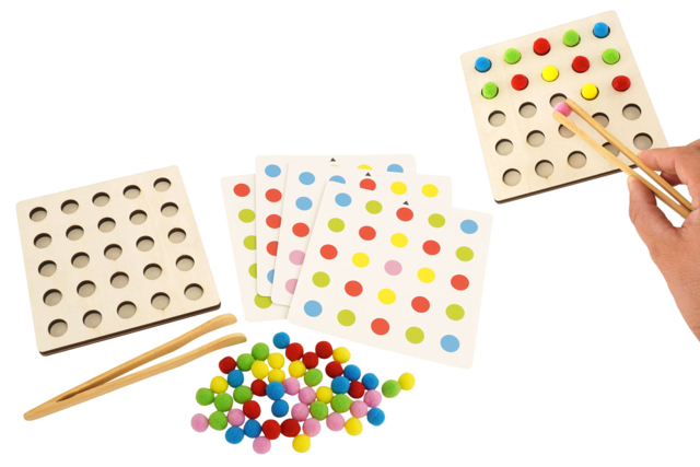 Bandeja de motricidad + pompones - Kits éducatifs : le plaisir d'apprendre par la manipulation - 10doigts.fr