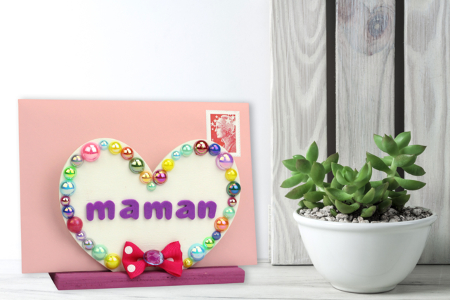 Wooden Heart Mail Holder - 4 - Office Supplies - 10doigts.com - Objets pour le bureau : personnalisez votre espace de travail - 10doigts.fr