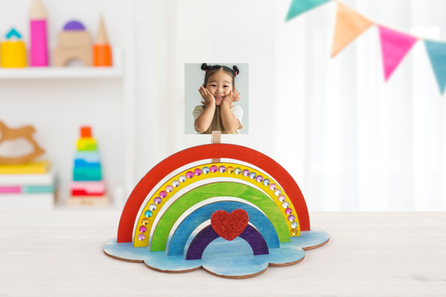 Wooden Rainbow Photo Holder - 2 - Decorative Photo Frames - 10doigts.com - Cadres et clips photos : des supports uniques pour afficher vos souvenirs - 10doigts.fr