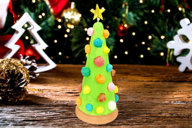 Pino de Navidad con copos de maíz - Activités manuelles avec des flocons de maïs : une matière naturelle et ludique - 10doigts.fr