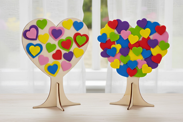 Set de 4 árboles del amor de madera + pegatinas de corazones de goma - Objets en bois à décorer pour la maison - 10doigts.fr