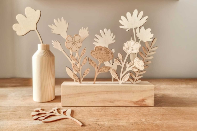 Base de madera y 15 flores para decorar - Objets en bois à décorer pour la maison - 10doigts.fr
