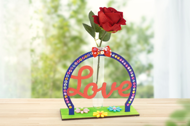 DIY Wooden LOVE Bud Vase - 2 - Office Supplies - 10doigts.com - Objets pour le bureau : personnalisez votre espace de travail - 10doigts.fr