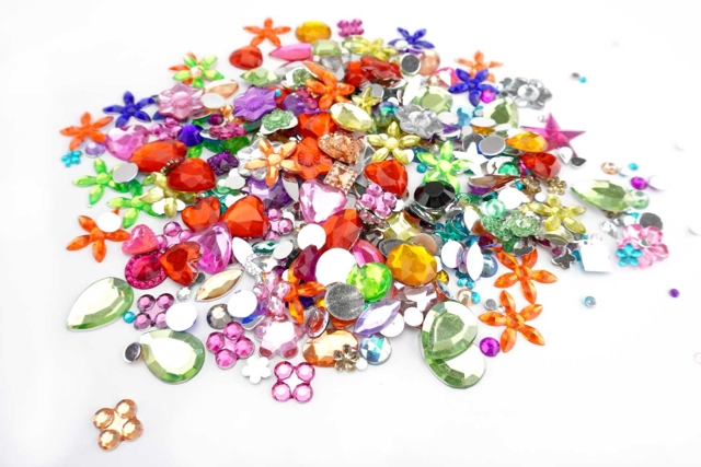 Assorted Rhinestones Flowers and Hearts - 300 pcs - 1 - Rhinestones - 10doigts.com - Strass : apportez de l'éclat à toutes vos créations - 10doigts.fr