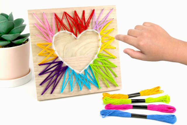 Multicolored Heart String Art - String Art pour enfants : l'art de créer avec des fils - 10doigts.fr