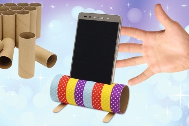 Soporte para smartphone con un rollo de cartón - Accessoires en bois - 10doigts.fr