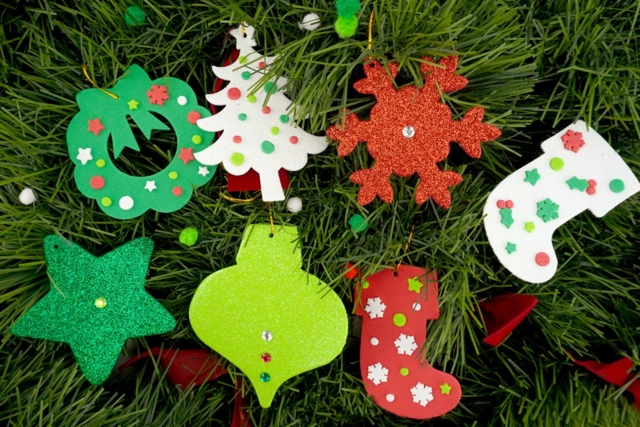 suspensiones gomets espuma - Boules de Noël DIY - 10doigts.fr