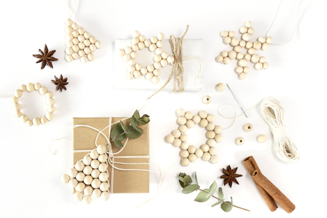 Christmas Hanging Ornaments Kit - 6 Pieces - 1 - Hanging Decorations and Wall Decor - 10doigts.com - Suspensions et déco murale en bois à décorer - 10doigts.fr