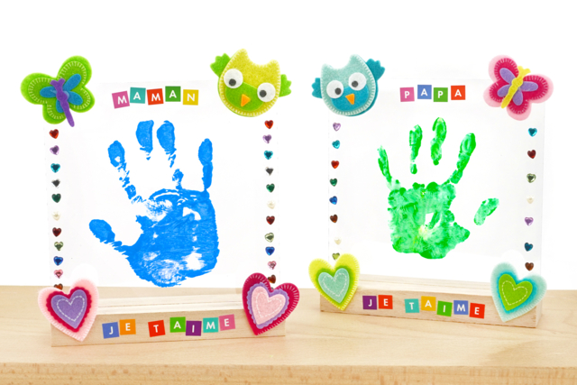 Acrylic Plaque Handprint Frame + Base - 15 cm - 3 - Wooden Photo Frames - 10doigts.com - Cadres photo en bois à décorer - 10doigts.fr