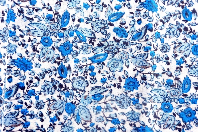 Printed Fabric Coupon - Blue Flowers - 43 x 53 cm - 2 - Fabric Coupons - 10doigts.com - Coupons de tissus - 10doigts.fr